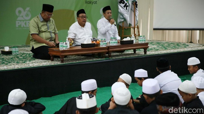 Anak Yatim Ikuti Doa Bersama Jelang Harlah PKB DPP PKB gelar doa bersama anak yatim. Doa ini menjadi pembuka jelang puncak harlah PKB di JCC Senayan besok.