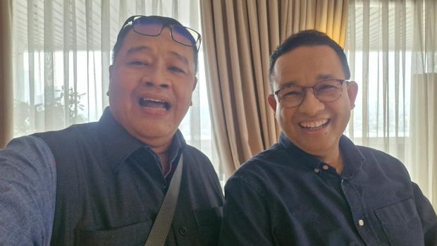 Anies Baswedan berfoto bersama Bestari Barus