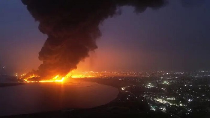 Serangan Israel Meluluhlantakkan Pelabuhan Yaman, Menyebabkan Kebakaran Berkepanjangan