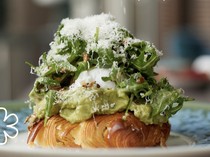 Terbaru! Croast, Paduan Croissant dan Toast Topping Alpukat