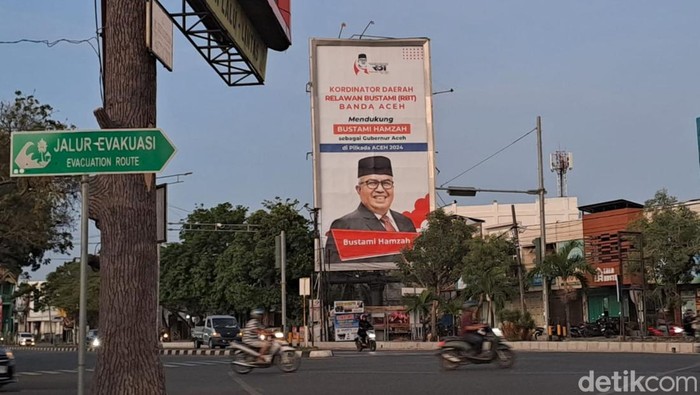 Baliho dukungan pencalonan Pj Gubernur Aceh Bustami Hamzah sebagai calon gubernur terpasang di beberapa titik di Banda Aceh. (Foto: Agus Setyadi/detikSumut).