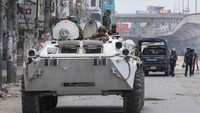 Layanan internet dan pesan teks di Bangladesh telah dihentikan sejak Kamis, memutus koneksi negara tersebut saat polisi menindak pengunjuk rasa yang menentang larangan pertemuan publik. (AP Photo/Rajib Dhar).