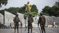 Tentara berpatroli di jalan-jalan ibu kota Dhaka, tempat terjadinya demonstrasi yang kemudian berubah menjadi bentrokan antara pengunjuk rasa dan aparat keamanan. (AP Photo/Rajib Dhar).
