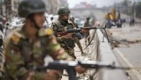 Protes meletus setelah tanggal 5 Juni ketika Pengadilan Tinggi memerintahkan pemulihan kuota 30 persen untuk keturunan veteran yang berpartisipasi dalam perang kemerdekaan dari Pakistan pada tahun 1971. Sistem kuota telah berlaku sejak 1972 dan dihapuskan oleh Hasina pada tahun 2018 sebagai akibat dari protes mahasiswa sebelum pengadilan memberlakukannya kembali pada bulan Juni. (AP Photo/Rajib Dhar).
