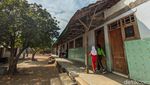 Potret Siswa SDN 2 Karangpatihan Belajar di Bawah Bangunan Reyot