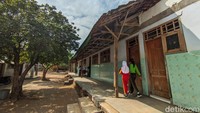 Asbes bagian depan gedung sekolah terlihat banyak yang lepas.