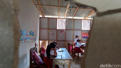 Potret Siswa SDN 2 Karangpatihan Belajar di Bawah Bangunan Reyot
