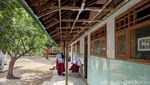 Potret Siswa SDN 2 Karangpatihan Belajar di Bawah Bangunan Reyot