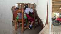 Kondisi kelas darurat juga terlihat memprihatinkan. Dinding kelas yang berbahan kalsibord nampak bolong.