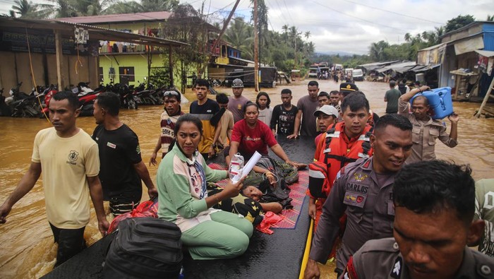 Sejumlah anak bermain menggunakan pelampung dari ban bekas saat banjir di Desa Lukulamo, Kabupaten Halmahera Tengah, Maluku Utara, Senin (22/7/2024). Banjir yang terjadi sejak Minggu (21/7) akibat hujan deras itu menyebabkan Sungai Kobe meluap sehingga sebanyak empat desa terendam yaitu Desa Lukulamo, Lelilef Woebulan, Woekob dan Desa Woejerana. ANTARAFOTO/Andri Saputra/nym.