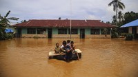 Banjir yang terjadi sejak Minggu (21/7) akibat hujan deras itu menyebabkan Sungai Kobe meluap sehingga sebanyak empat desa terendam yaitu Desa Lukulamo, Lelilef Woebulan, Woekob dan Desa Woejerana. 