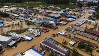 Foto udara pemukiman warga yang terendam banjir di Desa Lukulamo, Kabupaten Halmahera Tengah, Maluku Utara, Senin(22/7/2024). 