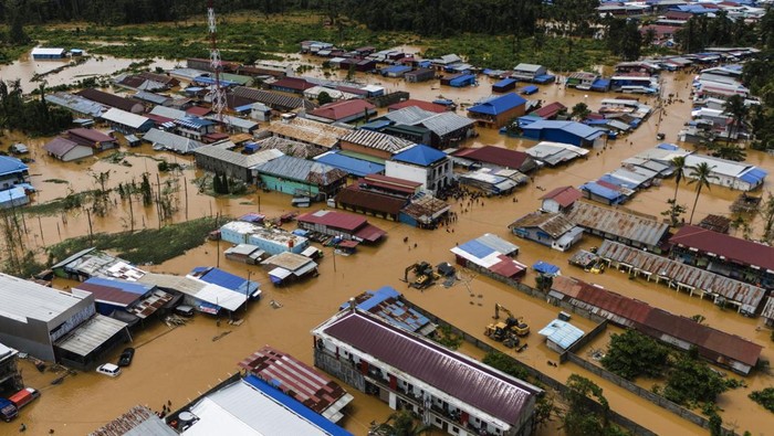 Banjir di Halmahera Tengah Sejumlah anak bermain menggunakan pelampung dari ban bekas saat banjir di Desa Lukulamo, Kabupaten Halmahera Tengah, Maluku Utara, Senin (22/7/2024). Banjir yang terjadi sejak Minggu (21/7)Β akibat hujan deras itu menyebabkan Sungai Kobe meluap sehingga sebanyak empat desa terendam yaitu Desa Lukulamo, Lelilef Woebulan,Β Woekob dan Desa Woejerana. ANTARAFOTO/Andri Saputra/nym.