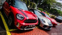 Kejagung memamerkan barang bukti mobil mewah yang disita dari tersangka Harvey Moeis dan Helena Lim.   