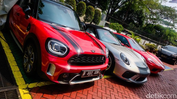 Barbuk Ferrari, Duit Rp 35 M hingga Tas Hermes dari Harvey Moeis-Helena Lim Kejagung menunjukkan barbuk kasus timah yang menjerat Harvey Moeis dan Helena Lim. Barbuk itu mulai dari supercar Ferrari, uang Rp 35 miliar hingga tas Hermes.
