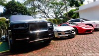 Ada juga satu unit mobil Rolls-Royce yang diamankan. Total ada delapan unit mobil yang diamankan dalam kasus tersebut.  