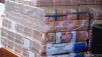 Jaksa juga turut memamerkan barang bukti berupa tumpukan uang senilai Rp 35 miliar.  