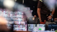 Tas mewah dari brand Hermes hingga Louis Vuitton juga dipamerkan.  