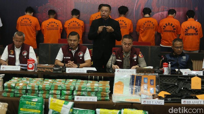 Bareskrim Polri mengungkap kasus peredaran narkoba jaringan internasional. Ada 157 kilogram sabu yang berhasil diamankan.