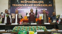 Direktur Tindak Pidana Narkoba Bareskrim Polri Brigjen Mukti Juharsa menunjukkan barang bukti saat konferensi pers di Mabes Polri, Jakarta, Senin (22/7/2024).