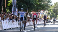 Pebalap Australia dari Kinan Racing Team Cavanagh Ryan (kiri) melakukan selebrasi usai finis tercepat pada Etape 1 Kejuaraan International Tour De Banyuwangi Ijen (ITDBI) 2024 di Banyuwangi, Jawa Timur, Senin (22/7/2024).  