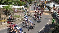Sejumlah pebalap sepeda beradu cepat pada Etape 1 Kejuaraan International Tour De Banyuwangi Ijen (ITDBI) 2024 di Banyuwangi, Jawa Timur, Senin (22/7/2024).  