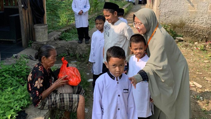 Sekolah Islam Imam Syafi'i melakukan bakti sosial kepada masyarakat sekitar lingkungan dan mengajakarkan kepedulian pada anak-anak sejak dini.