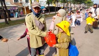 Hadir secara langsung Wakabid kurikulum, Sujiyah S.Pd, yang mengajarkan dan mengawal aak-anak secara langsung di lapangan dengan memberikan bantuan kepada masyarakat yang membutuhkan. Hal ini juga memberikan kontribusi positif bagi lingkungan sekitar.