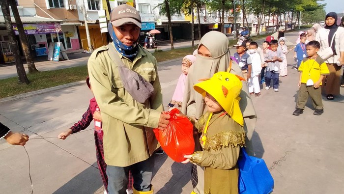 Berbagi untuk Mengajarkan Kepedulian Sejak Dini Sekolah Islam Imam Syafi'i melakukan bakti sosial kepada masyarakat sekitar lingkungan dan mengajakarkan kepedulian pada anak-anak sejak dini.