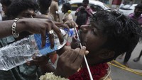 Aadi dianggap sebagai bulan suci oleh umat Tamil dan diperingati dengan doa dan persembahan kepada dewi Hindu.  