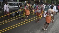 Uniknya orang-orang ditusuk punggungnya dengan kait untuk menarik kereta dewi.  