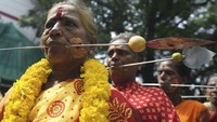 Umat Hindu dengan pipinya ditusuk batang baja berpartisipasi dalam festival Aadi di Chennai, India, Minggu (21/7/2024).  