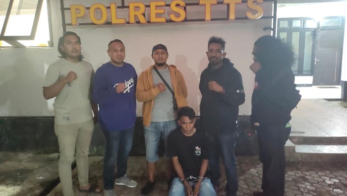 Polisi saat menangkap Reksi Julio Manu di Kota Soe, Kabupaten TTS, NTT. (Dok. Polsek Maulafa).