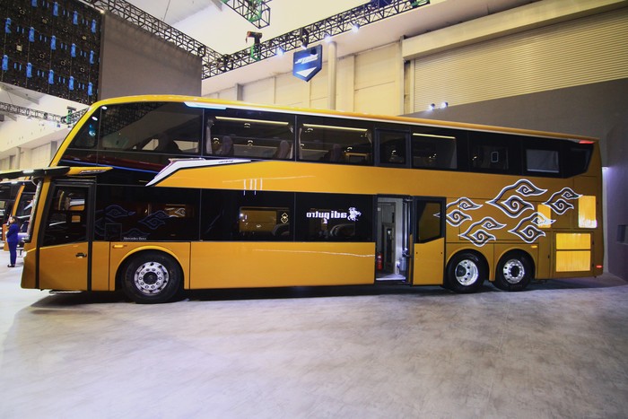 Bus baru PO Garuda Mas menggunakan sasis Mercy dan bodi Adiputro