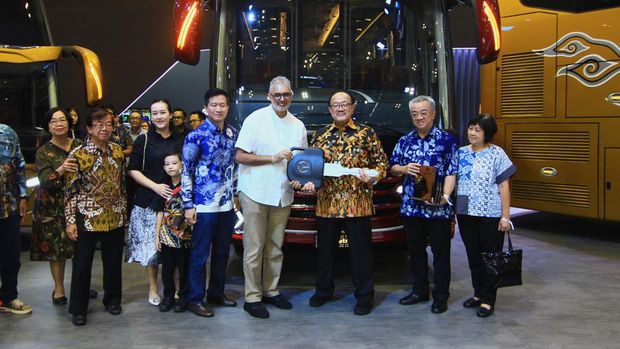 Bus baru PO Garuda Mas menggunakan sasis Mercy dan bodi Adiputro