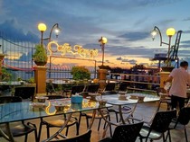5 Cafe dan Restoran di Makassar View Pantai dan Sunset yang Menawan