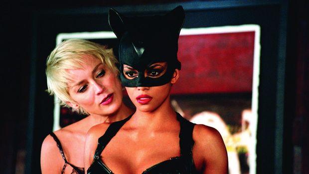 Cuplikan adegan dalam film Catwoman (2004).