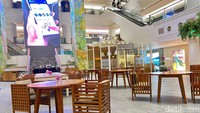 Penasaran dengan cireng mahal, kami mengunjungi restoran La Moda di Plaza Indonesia. Begini suasana bersantapnya yang mewah.