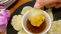 Seporsi cireng sultan ini isinya 8. Tekstur cirengnya lebih empuk dibanding cireng yang murah, tapi tetap ada sensasi kenyalnya.