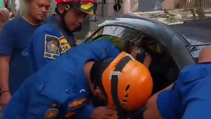 Damkar Bogor Evakuasi 2 Bocah Terjebak dalam Mobil di Cibinong (Dok. Istimewa)