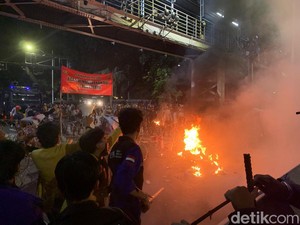 Demo di Patung Kuda Ricuh, Massa BEM SI Robohkan Barier-Lempar Botol