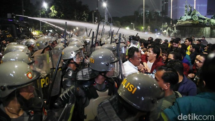 Demo Badan Eksekutif Mahasiswa Seluruh Indonesia (BEM SI) di Patung Kuda, Jakarta Pusat, sempat ricuh. Polisi pun bergerak cepat membubarkan massa aksi.