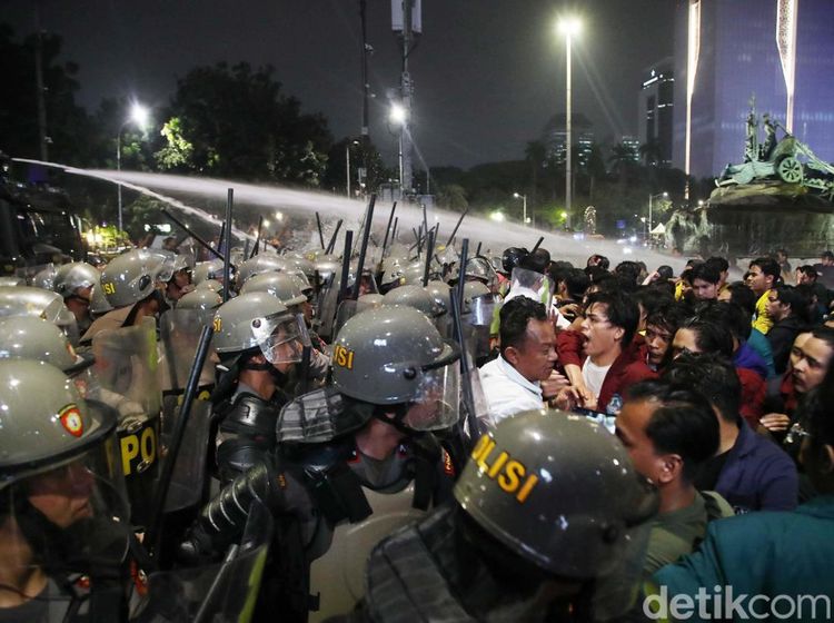 Potret Demo Ricuh di Patung Kuda, Massa Disemprot Air