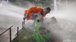Potret Demo Ricuh di Patung Kuda, Massa Disemprot Air