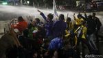 Potret Demo Ricuh di Patung Kuda, Massa Disemprot Air