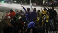 Polisi mengimbau agar massa BEM SI bubar demo dengan tertib, tapi massa masi tetap bertahan.  