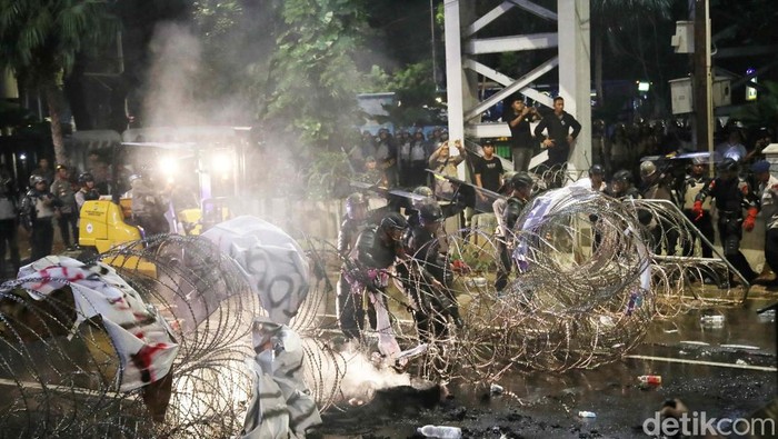 Demo Badan Eksekutif Mahasiswa Seluruh Indonesia (BEM SI) di Patung Kuda, Jakarta Pusat, sempat ricuh. Polisi pun bergerak cepat membubarkan massa aksi.