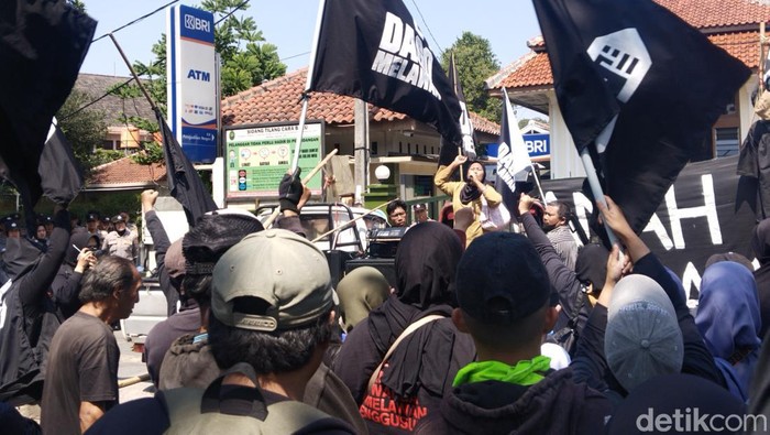 Demo warga Dago Elos di PN Bandung. Mereka ikut mengawal praperadilan Muller bersaudara yang telah ditetapkan menjadi tersangka oleh Polda Jabar.