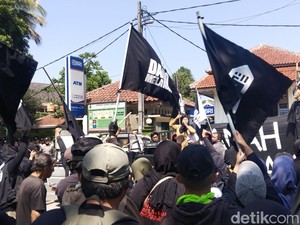 Praperadilan Muller Bersaudara Diwarnai Demo Warga Dago Elos