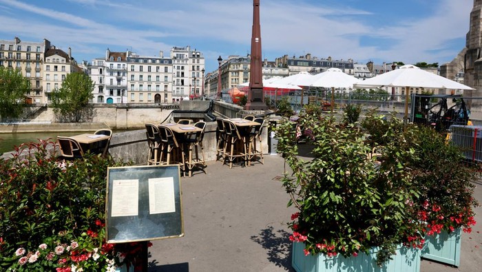 Duh, Pagar Keamanan Olimpiade Bikin Restoran di Dekat Sungai Seine Sepi A view of an empty terrace on Le Flore en Lβile restaurant on the Ile Saint-Louis as the security perimeter for the opening ceremony is deployed ahead of the Paris 2024 Olympics and Paralympics Games in Paris, France, July 18, 2024. REUTERS/Kevin Coombs